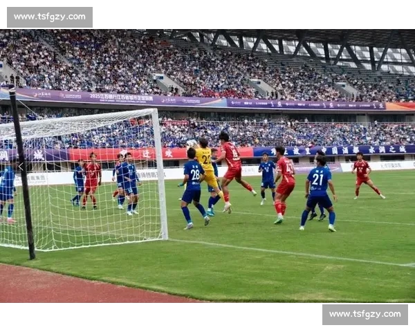 苏超球员海底捞兼职获赞：赛场与职场的励志双面人生