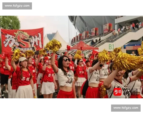 苏超赛场现中国红!球迷跨越山海为榕江助威 苏超赛场现中国红!球迷跨越山海为榕江助威