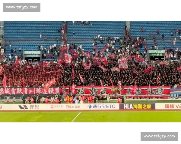 苏超赛场现中国红!球迷跨越山海为榕江助威